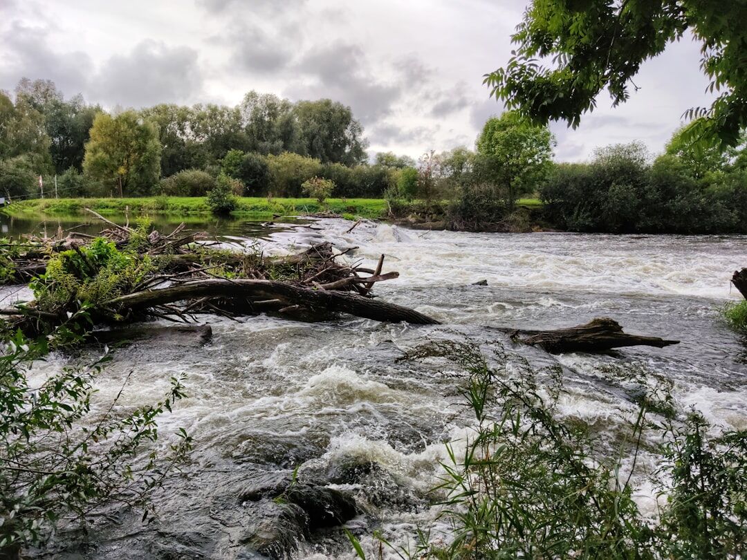 Industrieabwasserrohr leitet Wasser in einen Schweizer Gebirgsfluss
